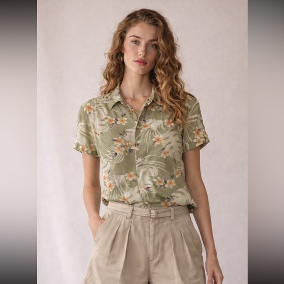 Tommy Bahama Tops - 2 pc 100% silk Tommy Bahama floral Hawaiian Shirt Beige high rise Shorts Set